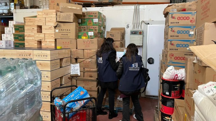 stretta sulla movida illegale chiusi 7 locali nella zona dei baretti di chiaia