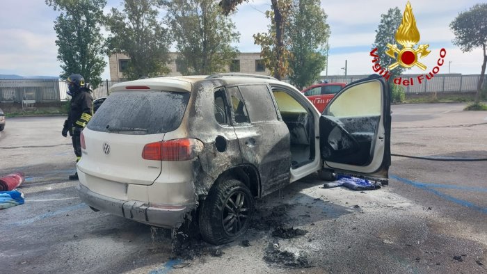 auto in fiamme a salerno intervengono i vigili del fuoco