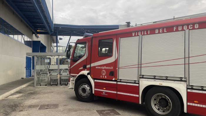 fiamme nei bagni del centro commerciale i sanniti clienti evacuati