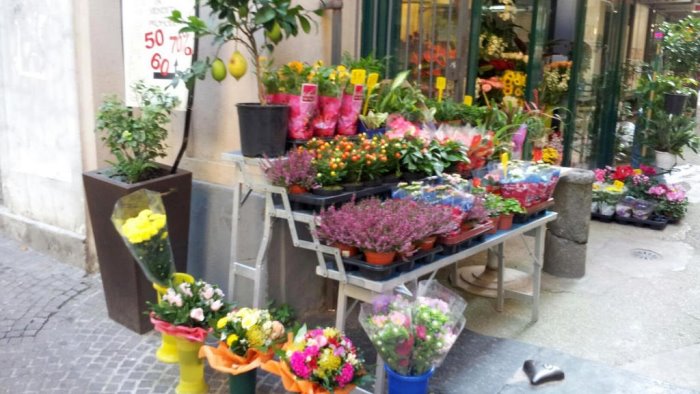 napoli in via scarlatti al vomero chiude l ultimo negozio di fiori