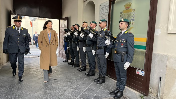 il prefetto di caserta lucia volpe in visita al comando della finanza