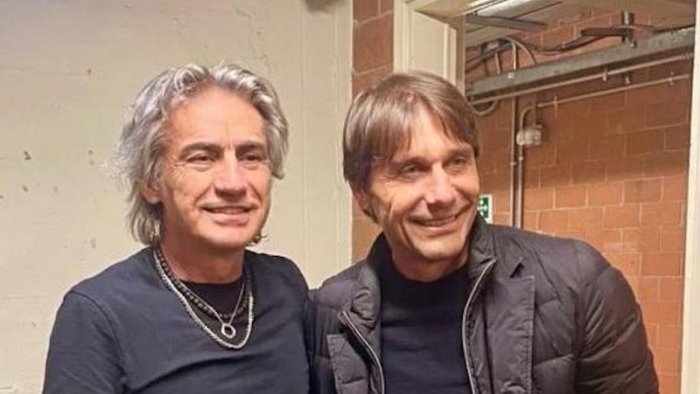 conte si rilassa a torino al concerto di ligabue