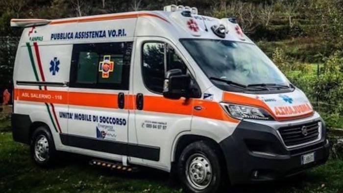 battipaglia grave incidente in via belvedere ferito un postino