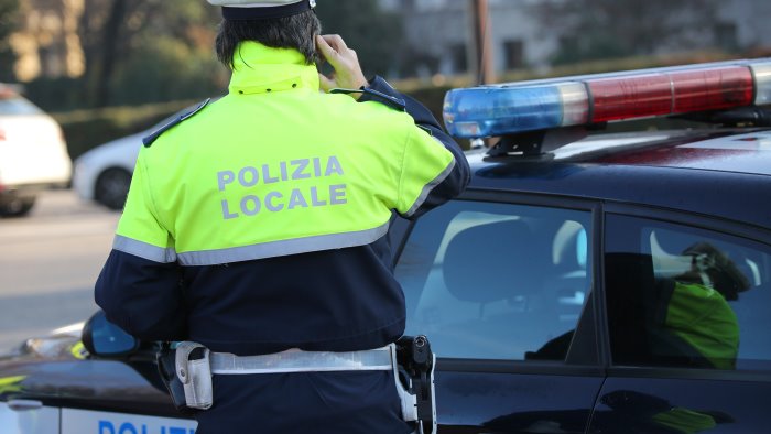 montesarchio anziano in difficolta provvidenziale intervento polizia locale