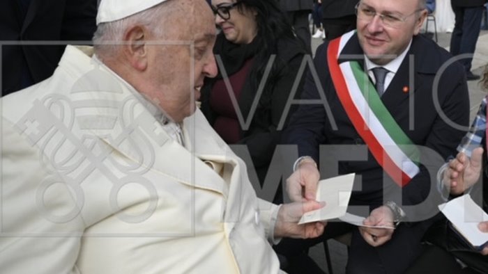 pellezzano il papa regala al sindaco morra il suo zucchetto papale