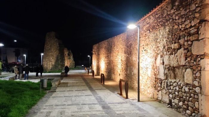 illuminazione mura longobarde troppo degrado l amministrazione si attivi