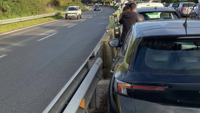 incidente sul raccordo auto fuori strada traffico bloccato un ferito grave