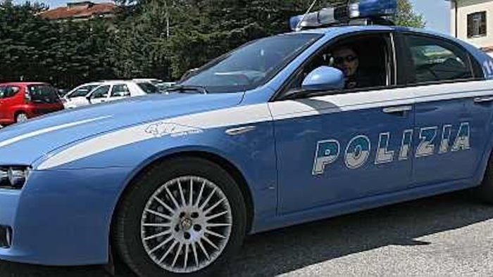 rapinano marsupio e auto poi minacciano la vittima con la pistola arrestati