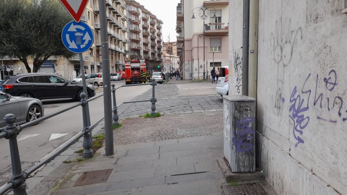 avellino auto in fiamme in piazza kennedy intervengono i vigili del fuoco