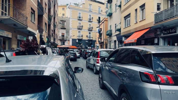 napoli piazza degli artisti bloccata ambulanza a sirene spiegate