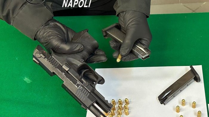 tra la movida con una pistola giocattolo pronta a sparare arrestato