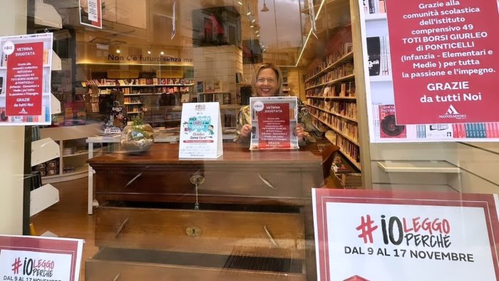 nola svuotata la vetrina della libreria mondadori acquisita dalla scuola