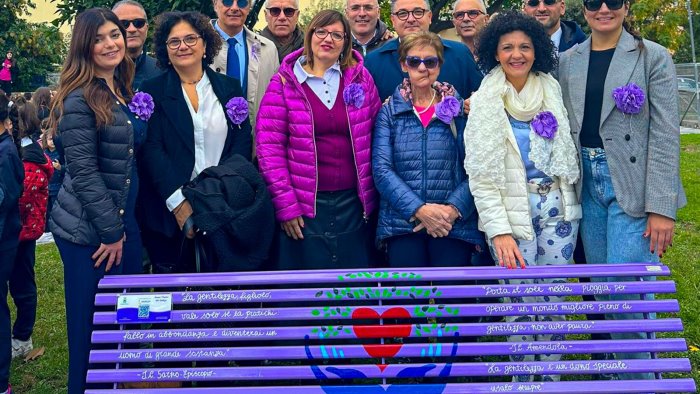 a sarno inaugurata la panchina viola simbolo di gentilezza