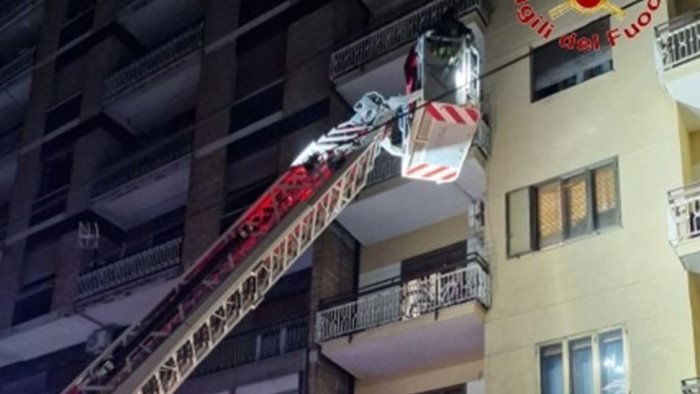 minaccia compagna e figli con un coltello lei si barrica sul balcone salvata