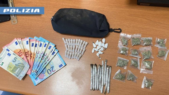 scampia sorpreso con soldi e droga arrestato un 46enne