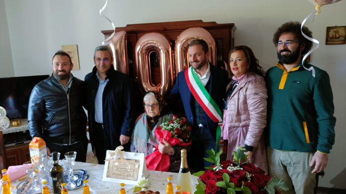 venticano rose rosse e pergamena per i 100 anni di nonna teresa