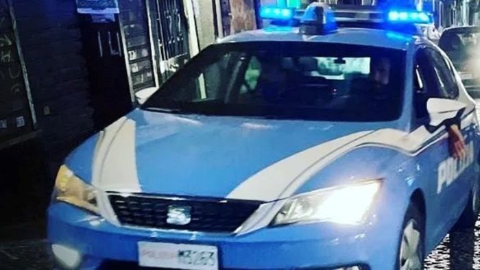 apre la portiera di un auto e si impossessa di un telefonino arrestato