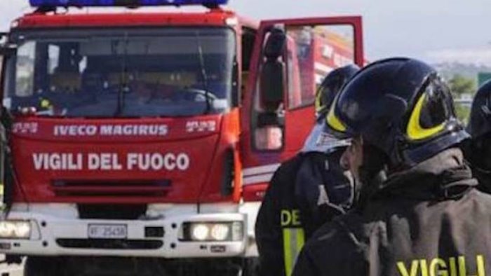 torchiara fiamme in un abitazione paura per una famiglia con tre bimbi piccoli