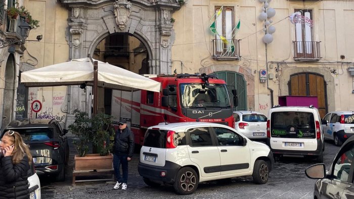 salerno incendio a palazzo genovese chiude la sede dell arci