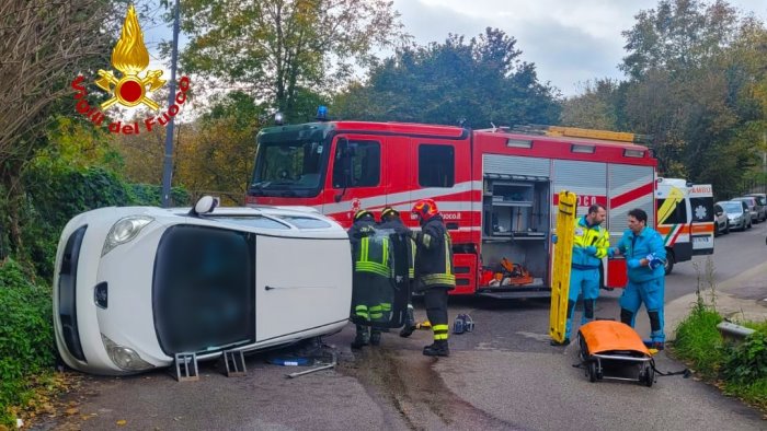 avellino incidente nei pressi della variante si ribalta l auto ferito 23enne