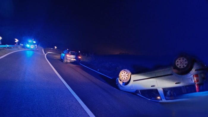 ariano asfalto viscido auto finisce fuori strada e si ribalta