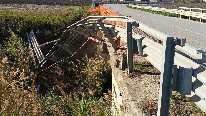 giardinetto e da irresponsabili lasciare un guardrail in queste condizioni