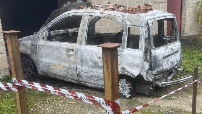 auto in fiamme in un garage vigili del fuoco in azione