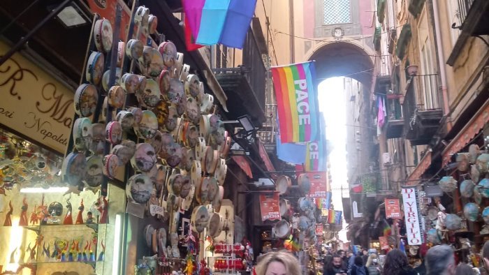 via al piano anti caos torna il senso unico pedonale a san gregorio armeno