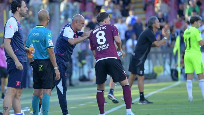 salernitana sguardo in bahrain in campo hrustic