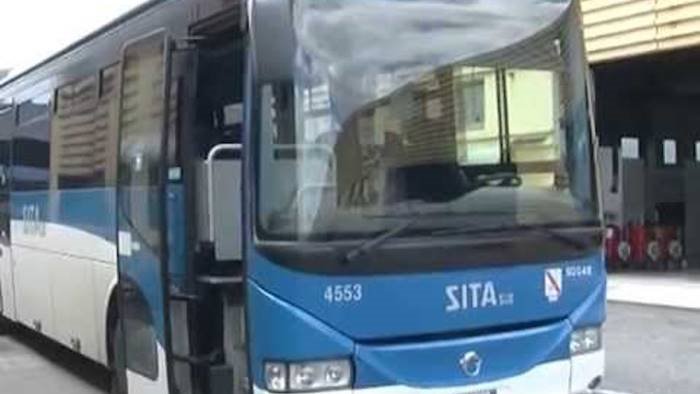 bus pieno di studenti rischia di finire fuori strada sulla castiglione ravello