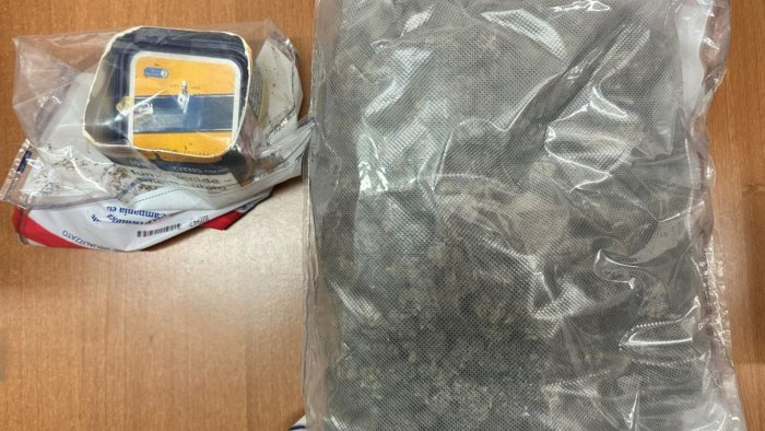 scampia sorpreso con oltre 1 kg di droga e arrestato