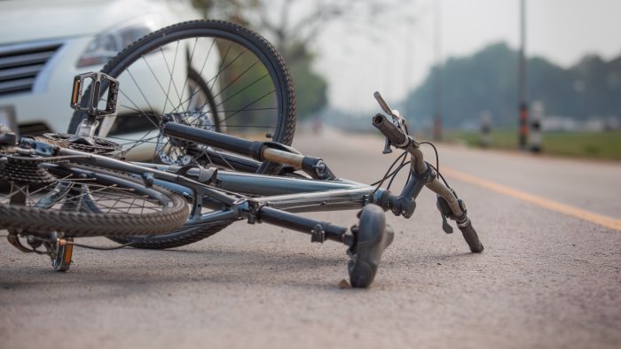 in bici investito si stava alzando travolto da un altra auto aveva 18 anni