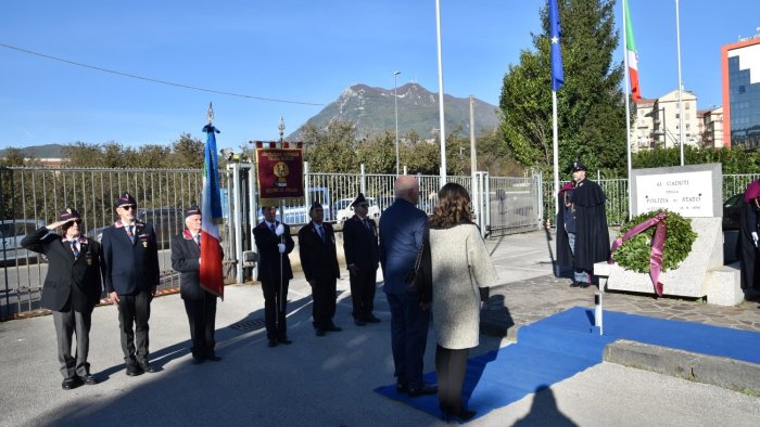 avellino la polizia ricorda gli agenti che hanno perso la vita in servizio