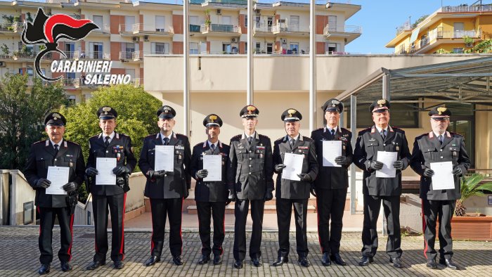 salerno carabinieri alzabandiera solenne e plauso e saluto ai congedanti