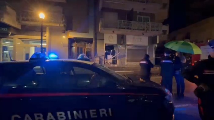 paura ad eboli bomba carta esplode nella notte al bar ritz