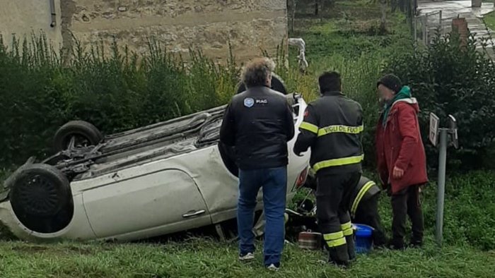 ariano ancora un auto capovolta nella curva pericolosa di scarnecchia