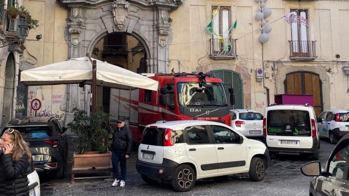 salerno fiamme a palazzo genovese palazzi storici abbandonati dal comune