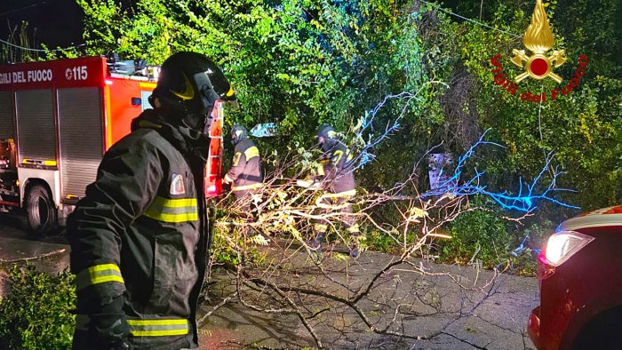 maltempo in irpinia circa 50 interventi dei vigili del fuoco e non e finita