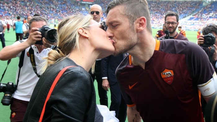 dormiva e stava con la tata totti denuncera per calunnia ilary blasi