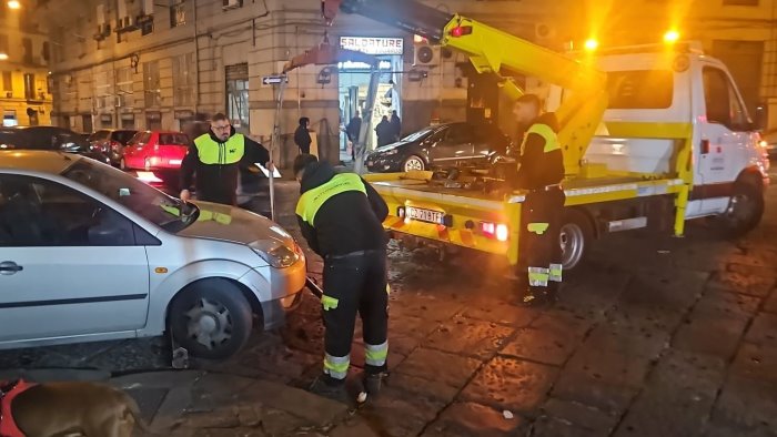 strutture abusive e controlli in strada task force dei vigili a napoli