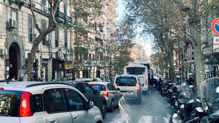 vomero via scarlatti traffico paralizzato dai pullman turistici