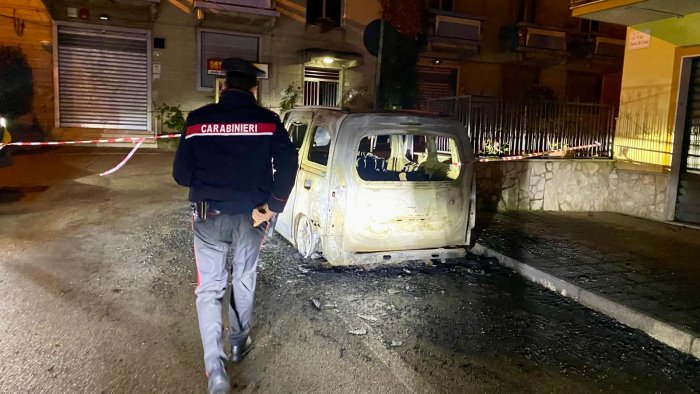 auto in fiamme nella notte in pieno centro a solofra indagano i carabinieri