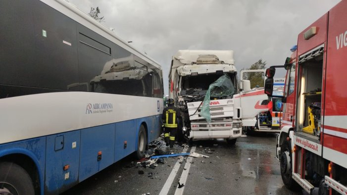 incidente sulla telesina feriti e traffico in tilt coinvolti pullman e camion