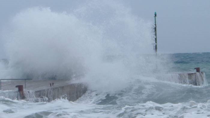 maltempo collegamenti a singhiozzo tra napoli e le isole