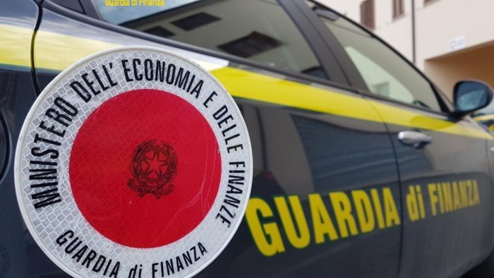 sequestrati dalla finanza 150mila prodotti natalizi pericolosi e non a norma