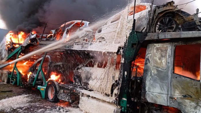 bisarca e veicoli trasportati in fiamme in un piazzale a solopaca foto