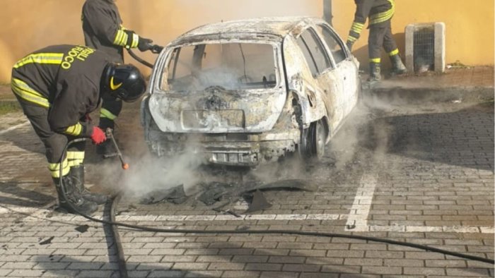 paura a sant arsenio auto in fiamme in piazza