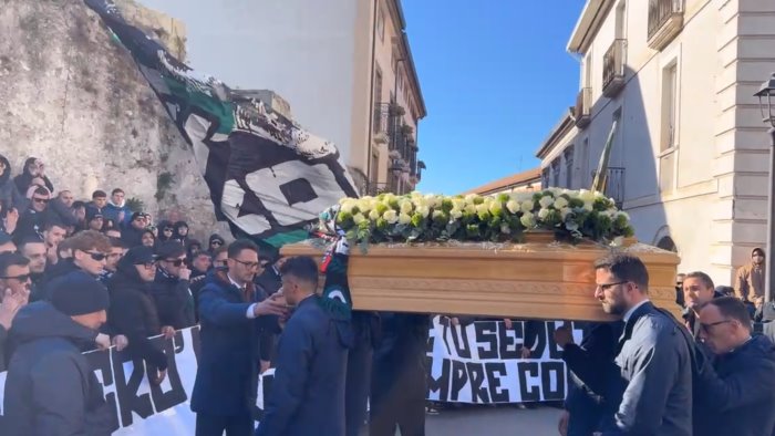 dolore e lacrime a montoro l ultimo saluto ad angelo con striscioni e cori