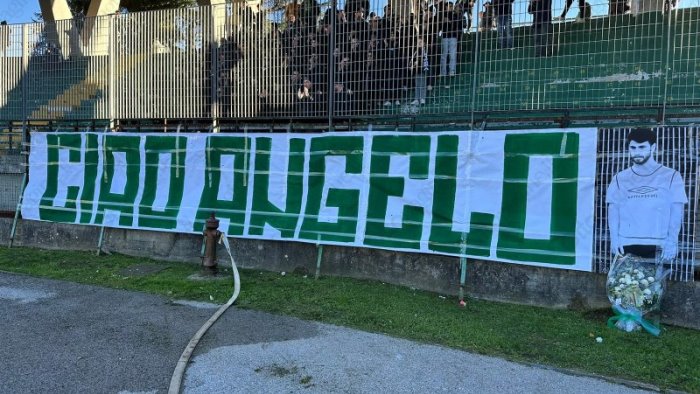 foto avellino catania striscione della curva sud per angelo