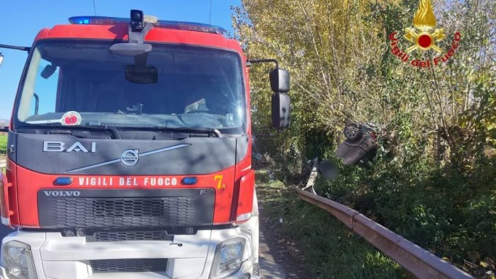 con l auto fuori strada 31enne muore in un incidente nel casertano